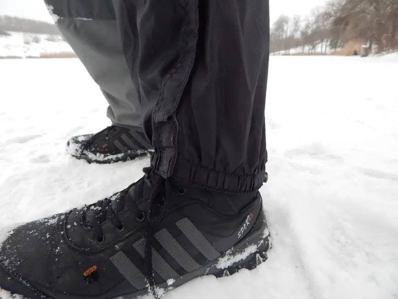 Снегозащитные гетры хорошо обжимают обувь, и не даю снегу попасть внутрь