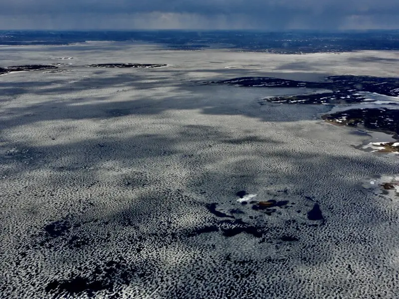 6 фото — Так постепенно сходит лед мурманских озер и этот процесс также снят с дрона.