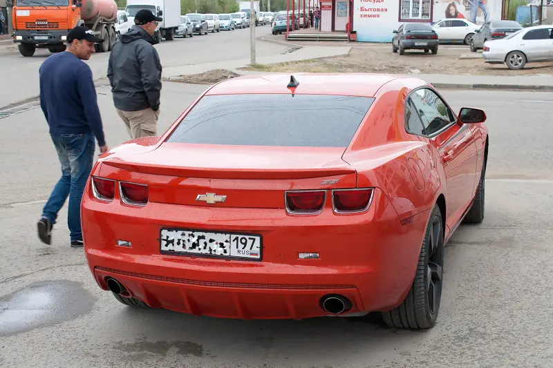 Чего делает на краю Якутска Chevrolet Camaro с московскими номерами — одному Богу известно, и...