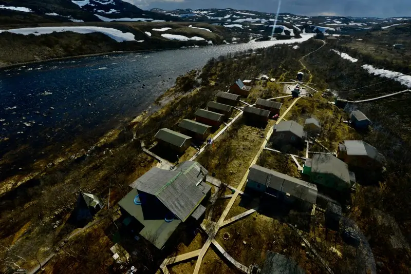 4 фото — Это фото рыболовного лагеря на лососевой реке сделано именно с дрона.