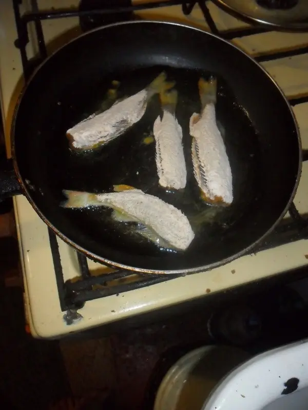 Затем, рыбу вываливаем в муке и кладем на сковородку