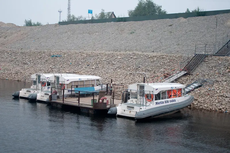 В порту есть маршрутное такси в виде кабинных рибов