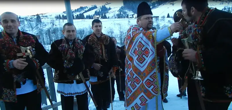 Колядующие получают благословение от священника