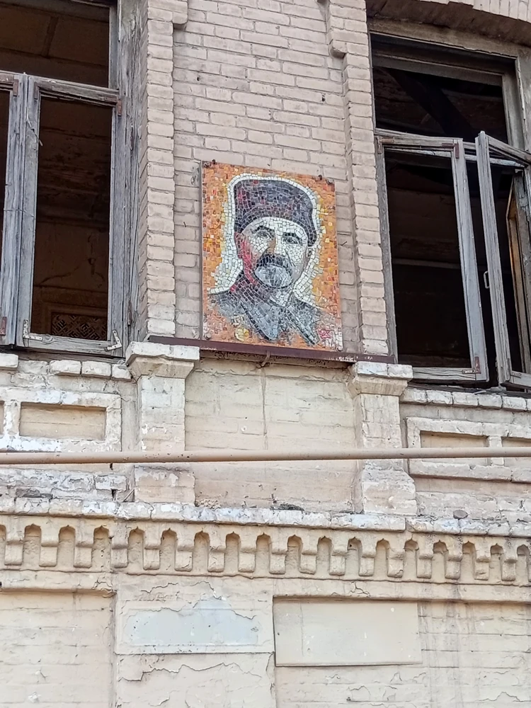 Памятный портрет-мозаика на фасаде дома Михоэля Толмасова.