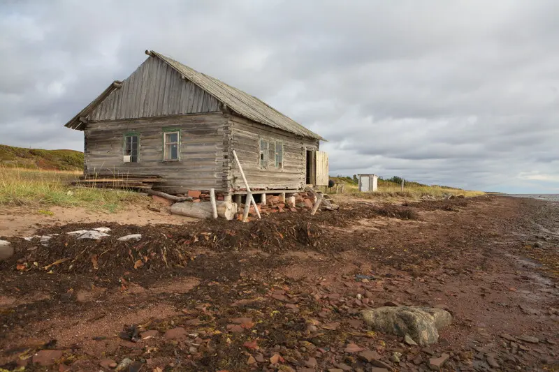 В прилив вода подходила к самому крыльцу нашего пристанища.