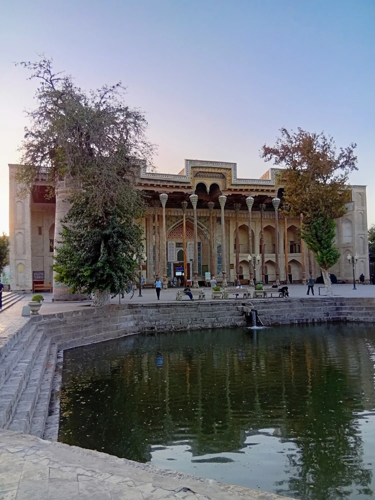 Архитектурный ансамбль Боло-Хауз: мечеть, минарет, водоём.