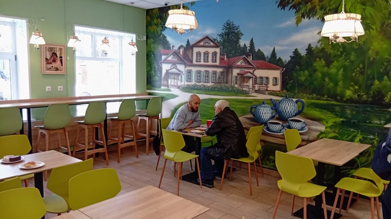 В кафе светло и чисто.