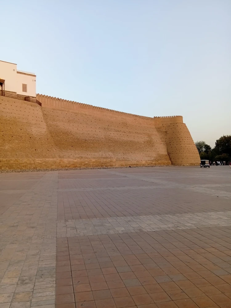 Вид на стены Арка с площади Регистан.