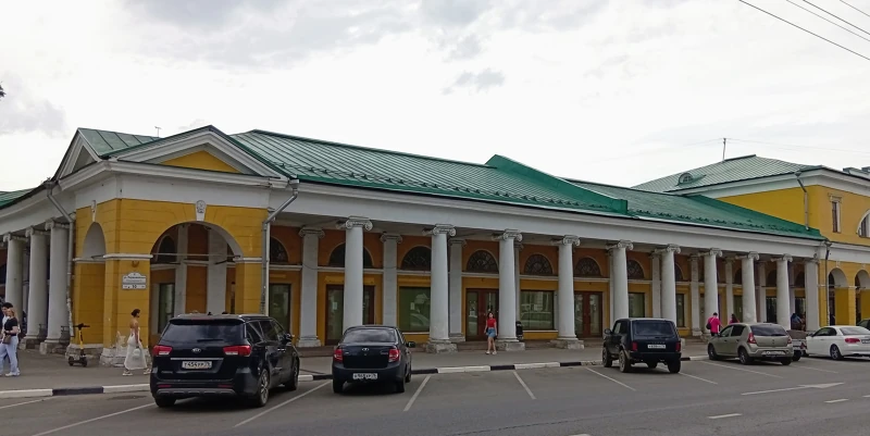 Частично сохранившийся северный корпус бывшего Гостиного двора.