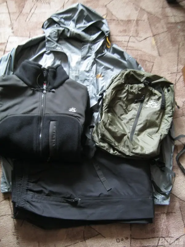 А это, то что в него поместилось: куртка 50/188 Polartec 300, мембранные брюки, ветровка-дождевик.