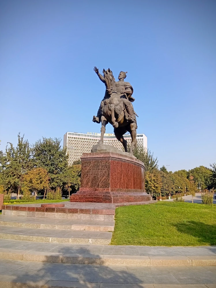 Амир Темур. Монумент работы И. Джаббарова, 1994 г.