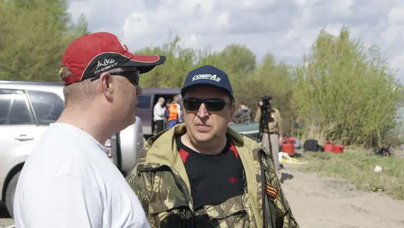 Организатор покатушек Влад40 (справа) с представителем лодок «Река»