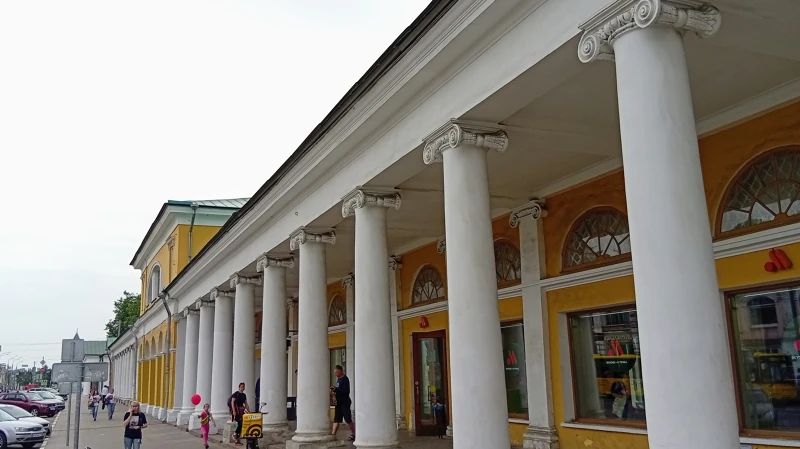 Частично сохранившийся северный корпус бывшего Гостиного двора.