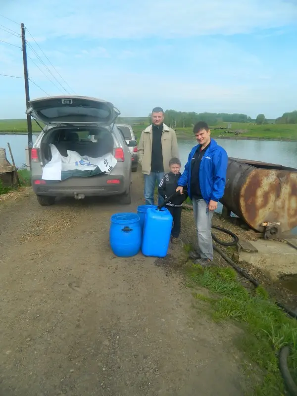 Наливаем свежую воду для малька.