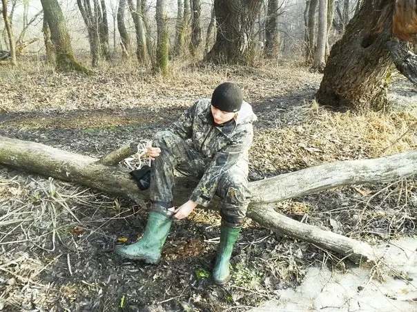 Выливаю воду из сапог