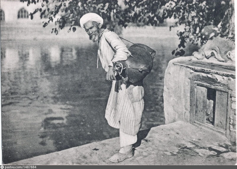 Машкоп (водонос) на берегу Ляби-хауза. 1925-1929 гг. Источник фото: https://pastvu.com/p/1487884