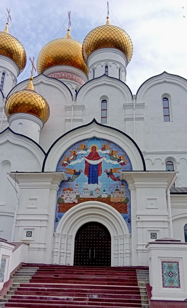 Успенский собор. Изразцовое панно «Покров Богородицы» над северным порталом храма.