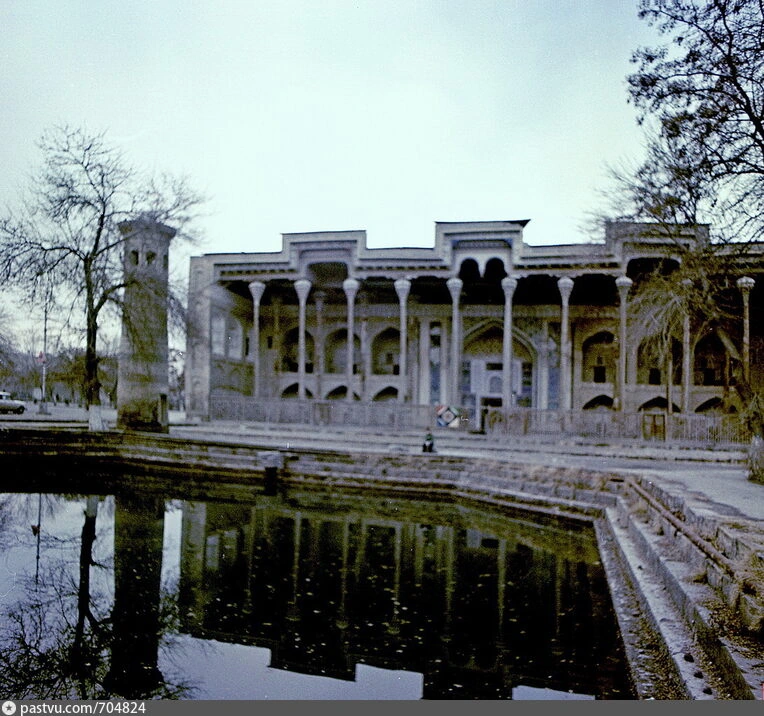 Айван мечети Боло-хауз и минарет. 1990 г. Источник фото: https://pastvu.com/p/704824