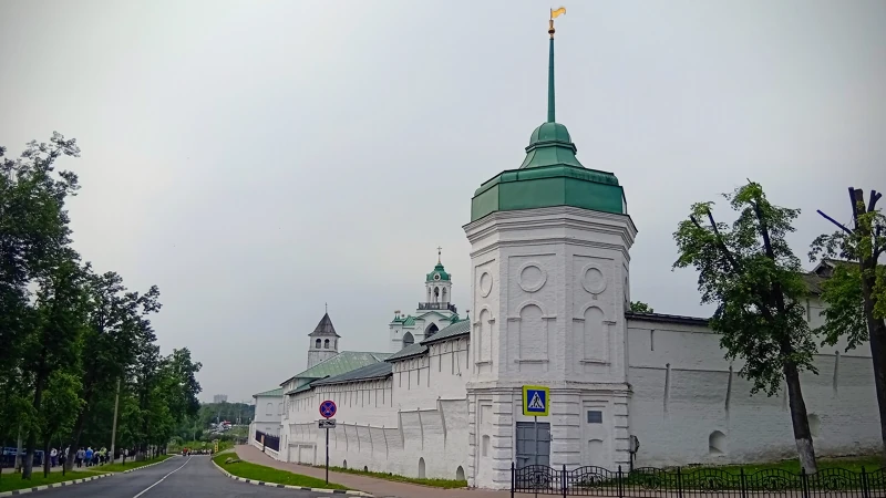 Которосльная набережная.