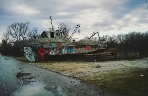 На берегу водоема