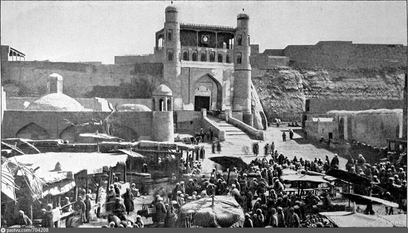 Бараний базар на площади Регистан перед Цитаделью бухарского эмира 1887–1888 гг. Источник фото...