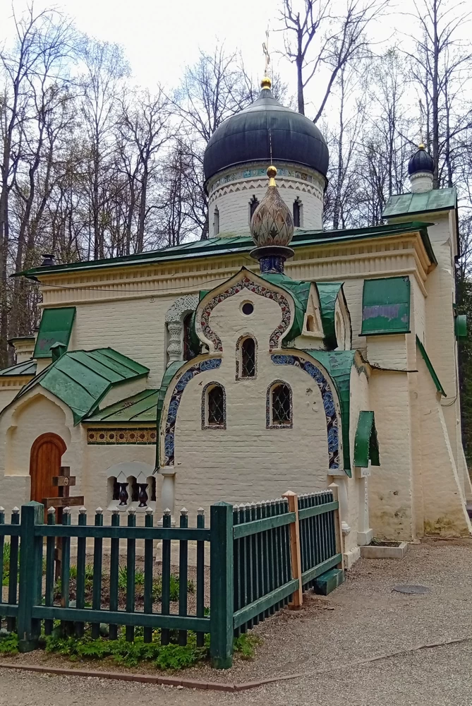 Церковь Спаса Нерукотворного Образа 1881-1882 гг. Архитекторы В. М. Васнецов и В. Д. Поленов.