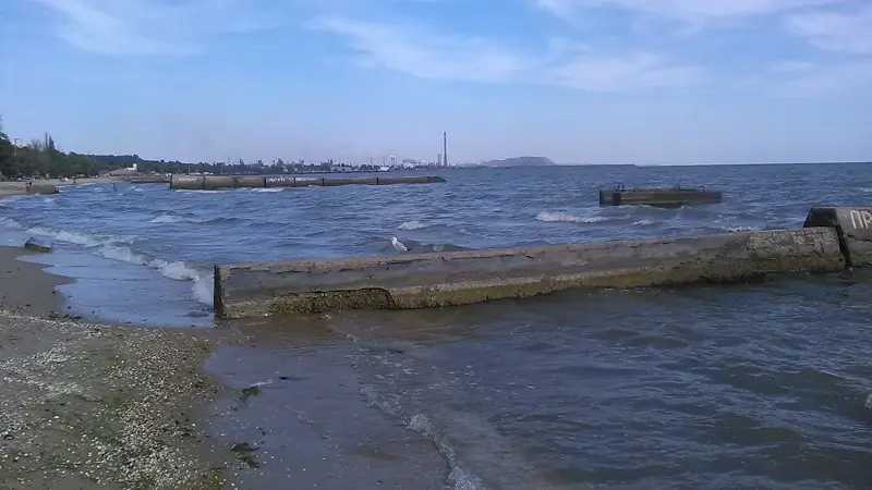 Волнорез на городском пляже.