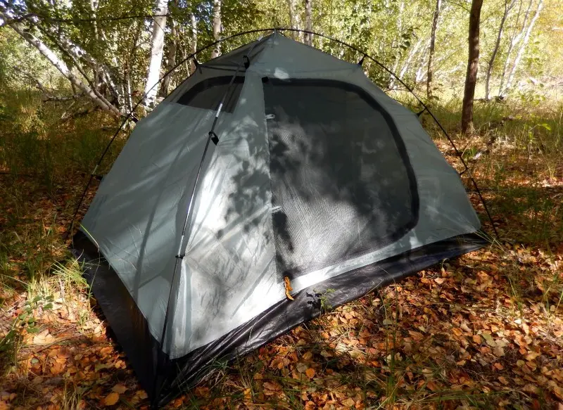 Если погода жаркая и дождя не ожидается, то внешнюю палатку можно и не устанавливать.