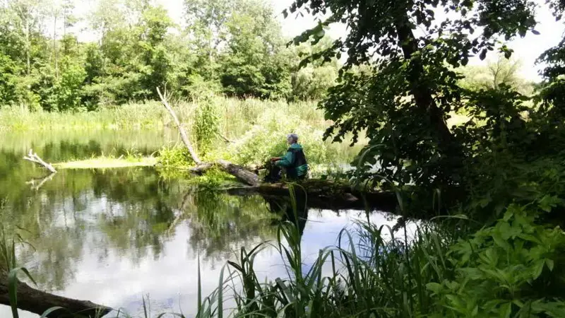 Ага :) и в «позе лотоса», кстати говоря :D, иначе ноги в воде были бы. И телефон дома забыл...