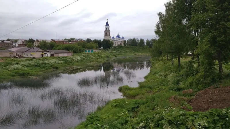 Вид через реку на Воскресенский собор.