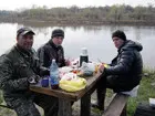 Добрые люди столики сделали, хорошо. Мы поддерживаем порядок.