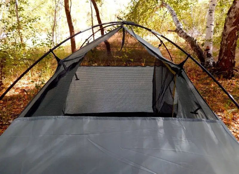 В верхней части палатки — солидная вентиляция.