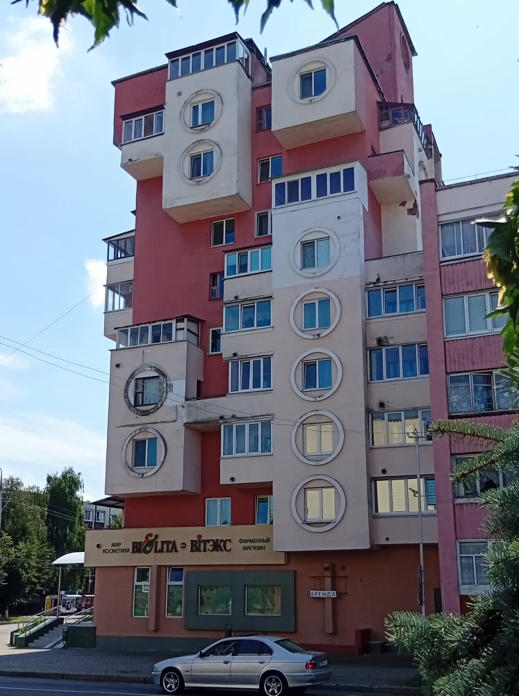 Дом-тетрис. Адрес: г. Бобруйск, ул. Минская, 25.