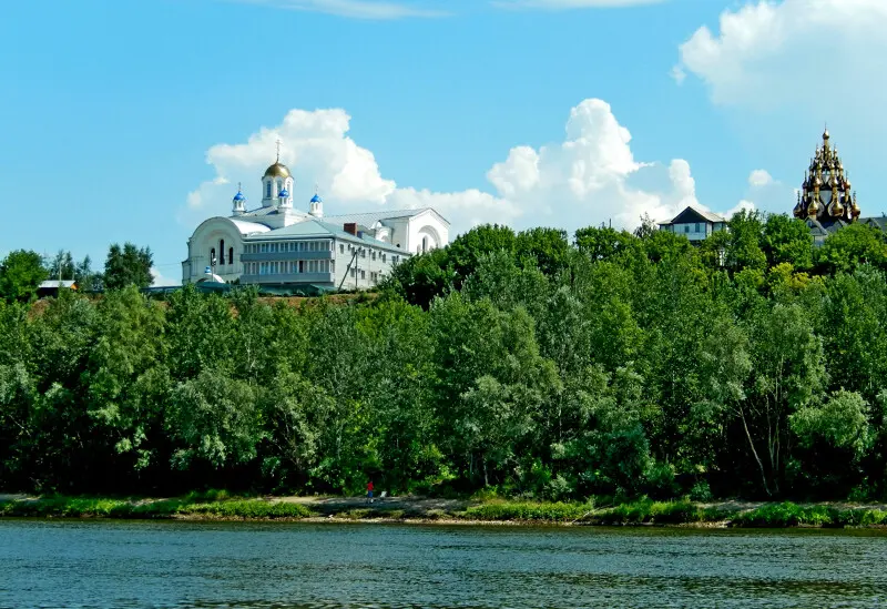 Слева — женский Спасо-Преображенский монастырь, справа — храм. В настоящее время монастырь...