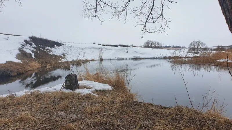 При низкой воде тут делать нечего. Всё интересное чуть выше по течению.