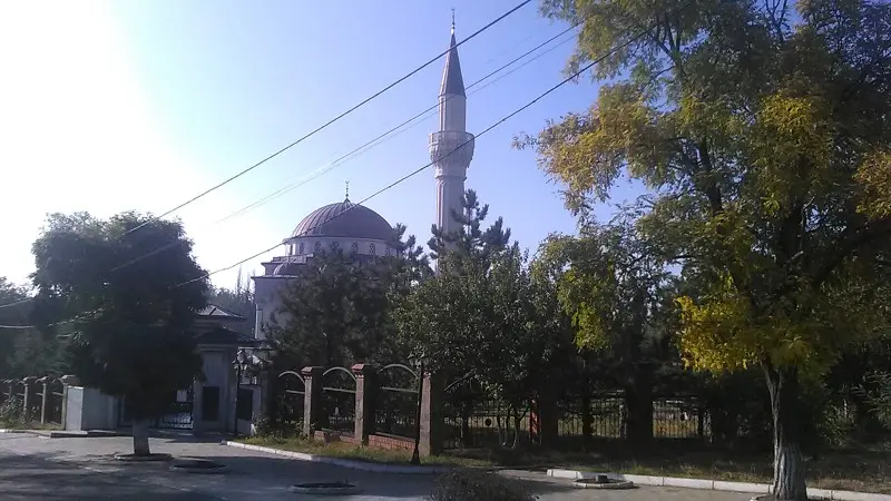 И мечеть.