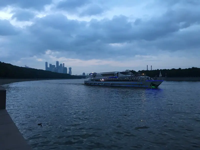 Сходил на Москва-реку в район воробьевых гор. Поклевок нет, зацепов с оторванными оснастками...