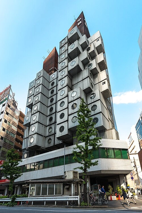 Капсульная башня Накагин (Nakagin Capsule Tower) в Токио.