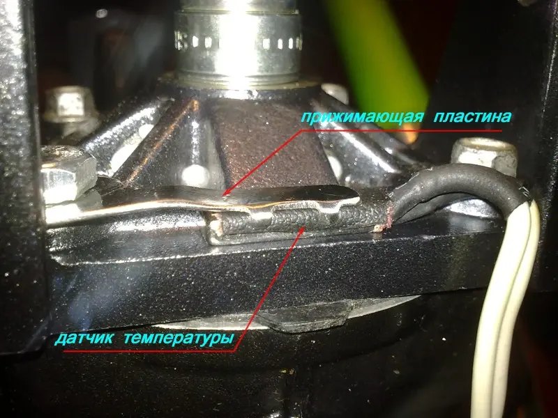 Прижимную пластину наоборот, нужно термоизолировать от датчика. Для этого, я на датчик, приклеил...