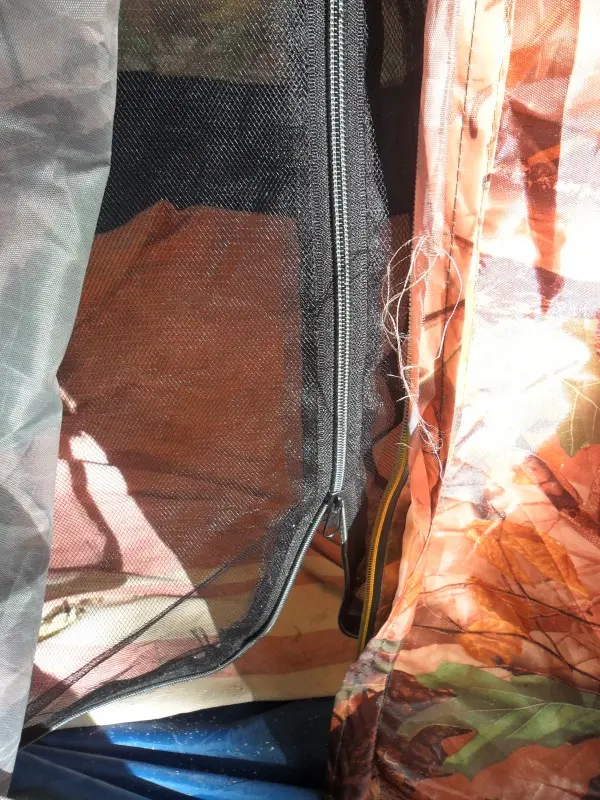 Палатка оборудована противомаскитной сеткой и двумя "молниями"