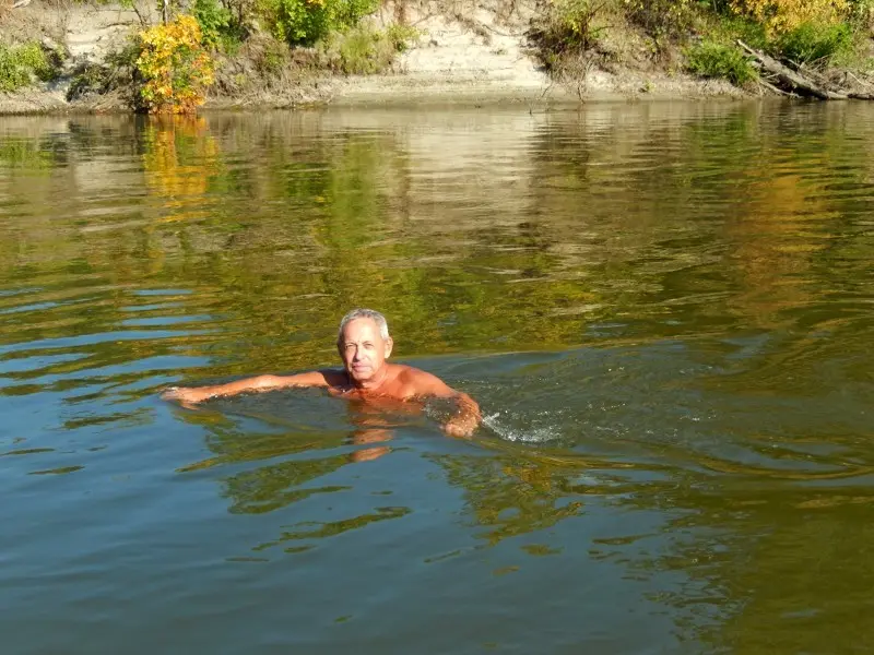 Водные процедуры! А вот жене не повезло: купальник забыла!