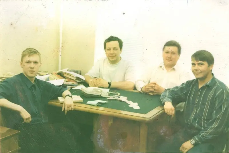 Мой трудовой коллектив, начало 90-х. Сравните лица и животы на двух фото. Трое уже пенсионеры:)