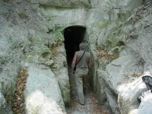 Вот так выглядит вход в пещеру (фото из сети — мы не фоткали)