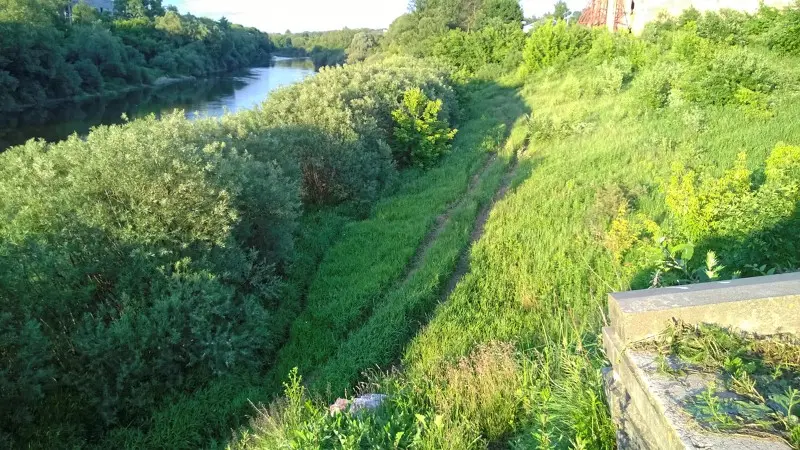 Тот же мост, но уже вверх по течению.