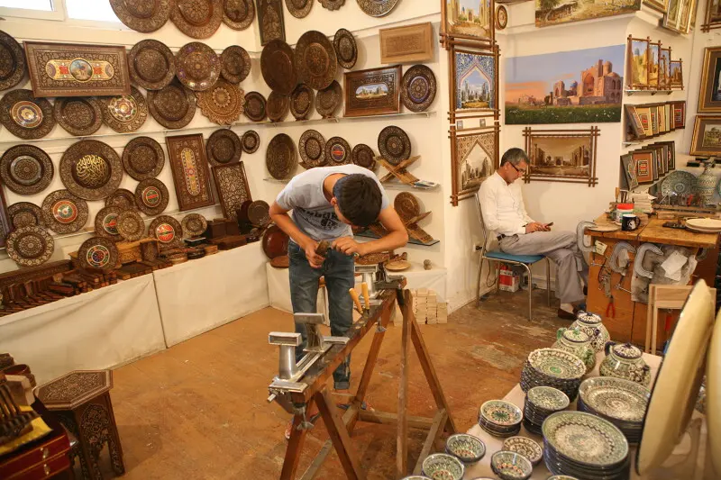 Посетить сувенирные лавки мастеров резьбы по дереву, чеканки и гончарного искусства.