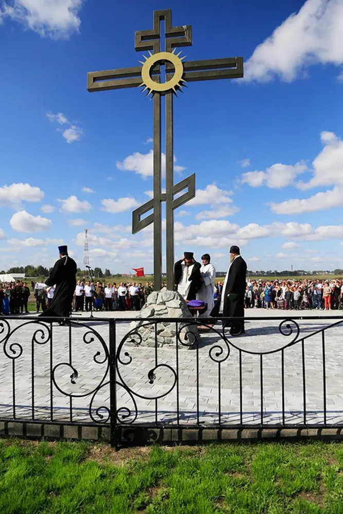 На берегу в районе нынешнего места впадения р. Ирмень в Обское водохранилище, в память об этом...