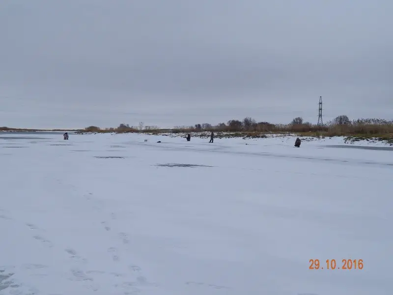 Подъехали, народ рыбачит, щучек таскают.