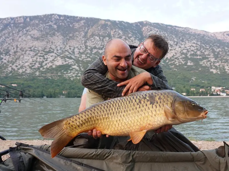 Красивое озеро Триболи в Хорватии, команда Бульбаш.