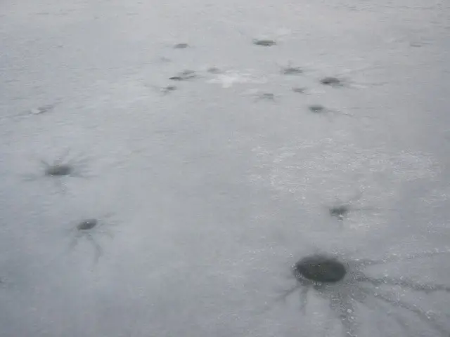 В заливах, лед потемнел, набирает воды. Но, 30-35 см толщины еще осталось.