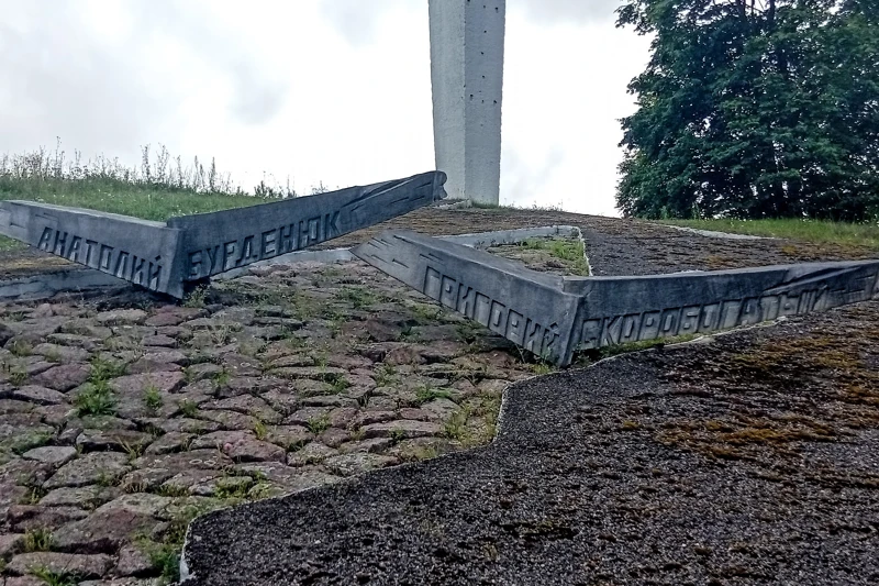 Экипажу самолета Николая Гастелло.